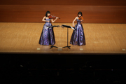 Bienen 市川友佳子・加藤小百合 ヴァイオリンの演奏写真1