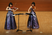 Bienen 市川友佳子・加藤小百合 ヴァイオリンの演奏写真2
