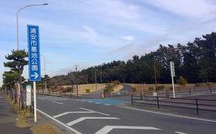 墓地公園案内看板右折