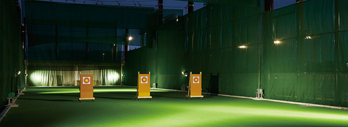 写真：アーチェリー場室内（夜）