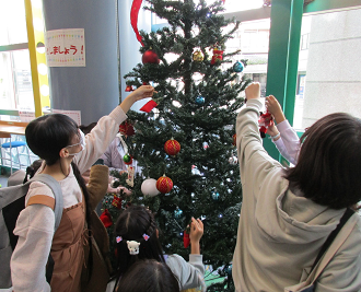 いるか　クリスマスツリー飾りつけ